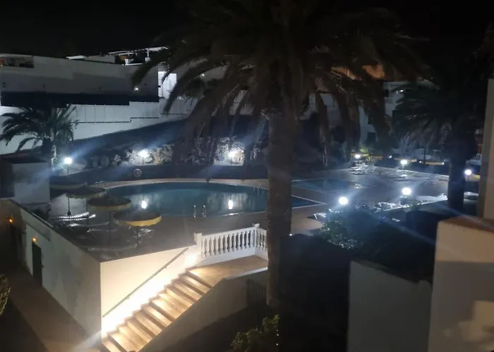 2 Bedroom Top Floor Apartment Close To Beach