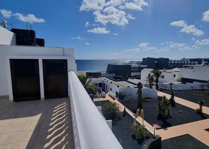 2 Bedroom Top Floor Apartment Close To Beach